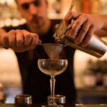 Turni di Lavoro - barman prepara un cocktail