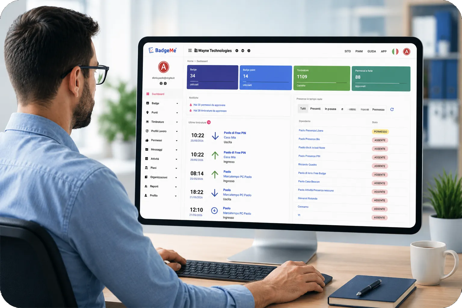 Responsabile che consulta la dashboard BadgeMe per la gestione delle presenze dei dipendenti